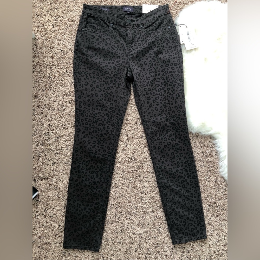 NWT NYD Alina legging leopard sz 4P lift and tuck technology